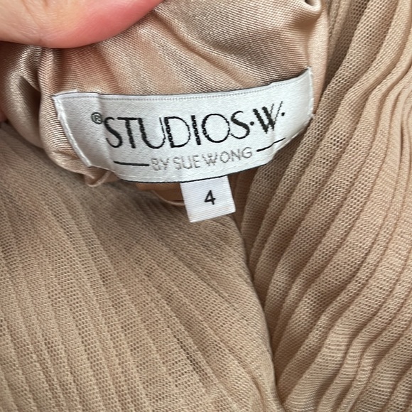 Halter gold/beige dress. Pleated. In perfect condition. - Picture 5 of 6